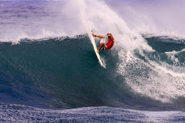 Surferzy - popis umiejętności na falach w Indonezji